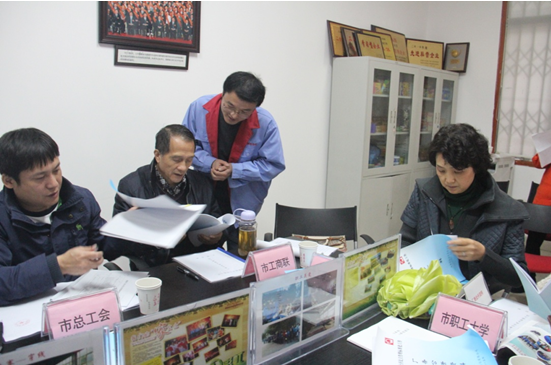 市领导正在查看成都MILAN米兰体育·（中国）官方网站日化公司各项资料