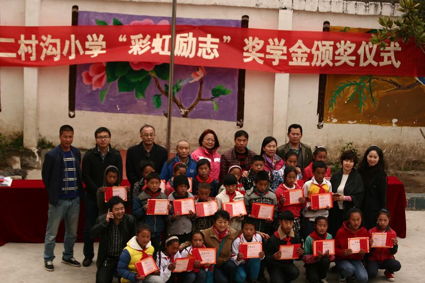 成都MILAN米兰体育·（中国）官方网站集团领导与获得奖学金的优秀学生合影留念