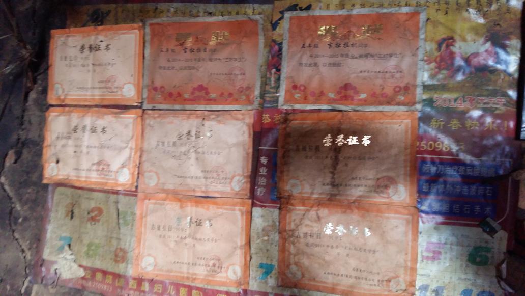成都MILAN米兰体育·（中国）官方网站集团领导到学生家里家访，贴在墙上的奖状