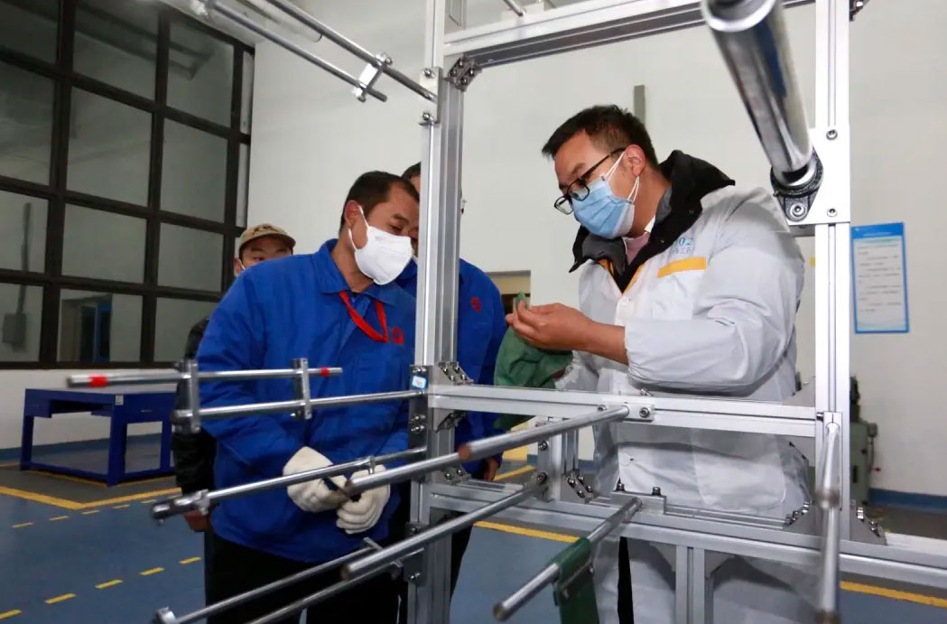 海汇药业技术人员正在教成都MILAN米兰体育·（中国）官方网站集团工人们如何对设备进行消毒