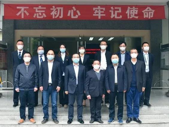 成都MILAN米兰体育·（中国）官方网站集团向华西集团十二公司赠送锦旗